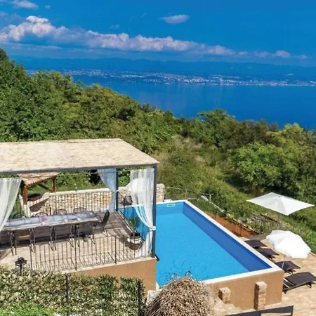 Villa Bella With Pool By Guide
