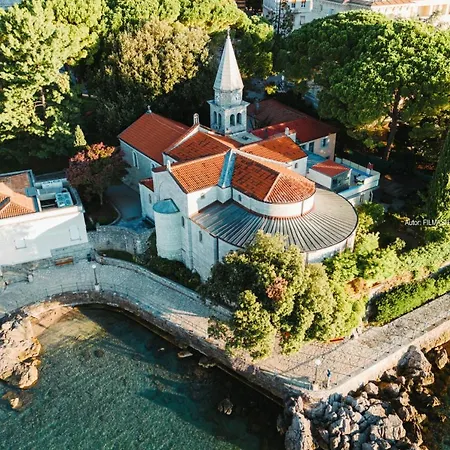 Vila Bella With Pool By Guide