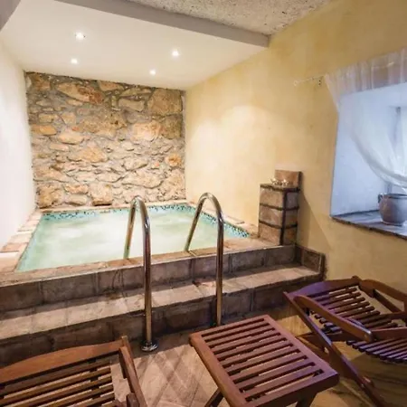 Villa Bella With Pool By Guide